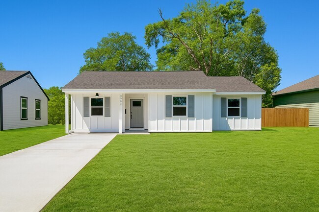 Primary Photo - 3923 Alsace St