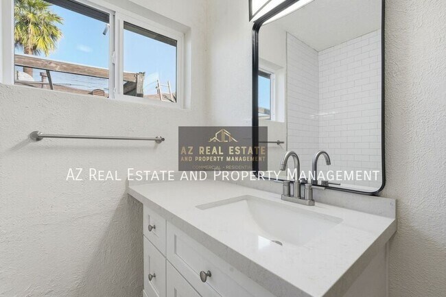 Building Photo - 1804 E Coronado Rd