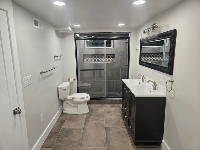 Building Photo - 929 Due W Ave N