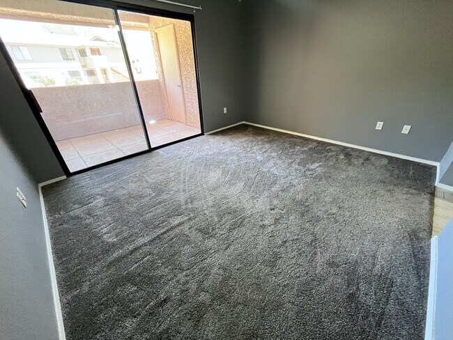 Building Photo - NE-3 bd/ 2bd Condo in gated community!
