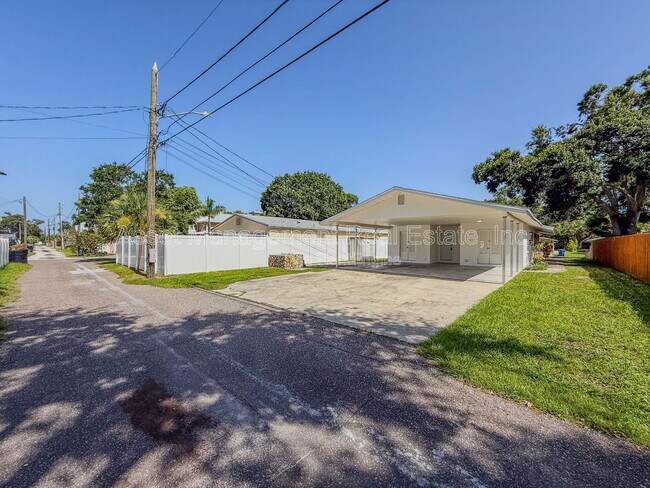 Building Photo - 470 93rd Ave N