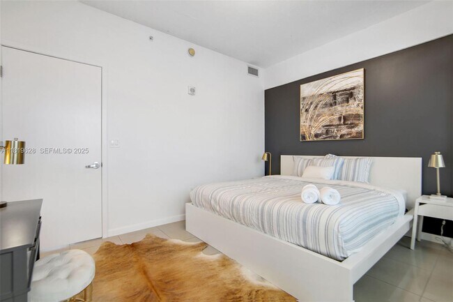 Building Photo - 3250 NE 1st Ave