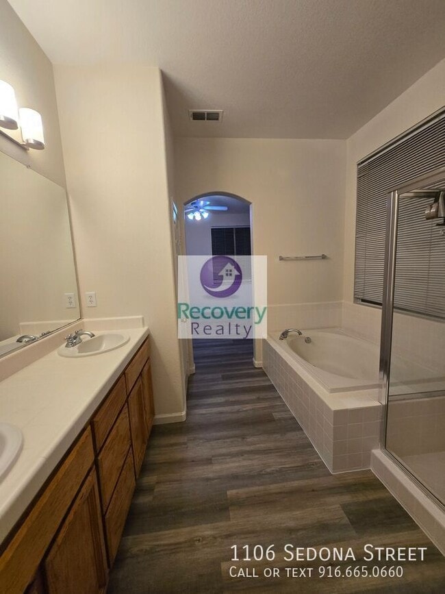 Building Photo - 1106 Sedona St