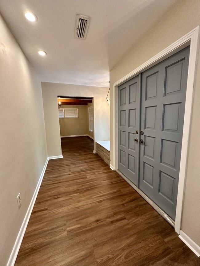 Building Photo - Upgraded 4BR/3.5BA Pool Home in Prestigiou...