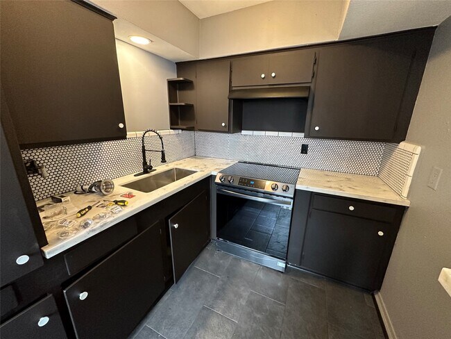 Building Photo - 1906 Binz St