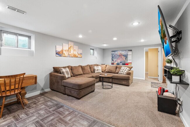 Building Photo - 6029 Iris Way