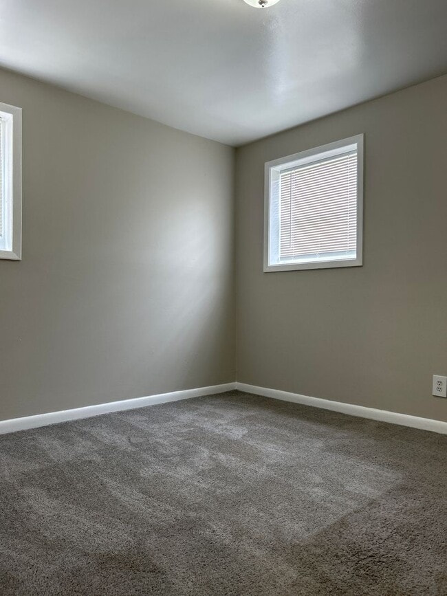 Building Photo - 4 Bed 2 Bath in Atlanta!