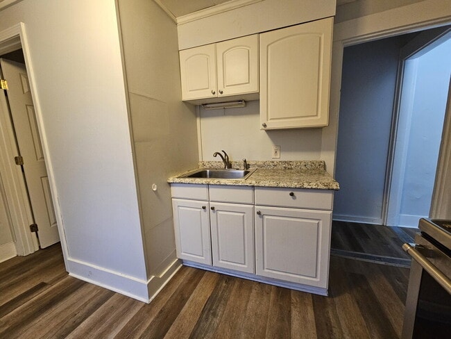 Building Photo - Charming 1-Bed/1-Bath Apartment in the Hea...