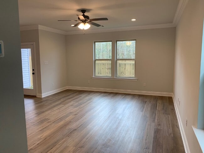 Building Photo - The Cottages at University Villas 3 bedroom 2.5 bath townhouse for Lease!