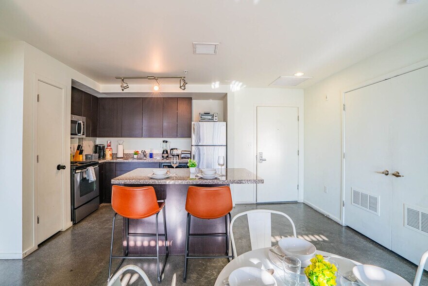 Building Photo - 333 E Roosevelt St