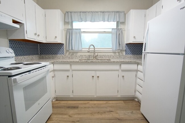 Building Photo - Well-Maintained 3BR/2BA Home with Fenced Y...