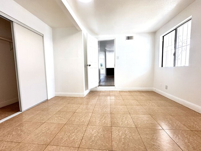 Building Photo - LARGE 4 BEDS 2 FULL BATHS HOUSE FOR RENT!