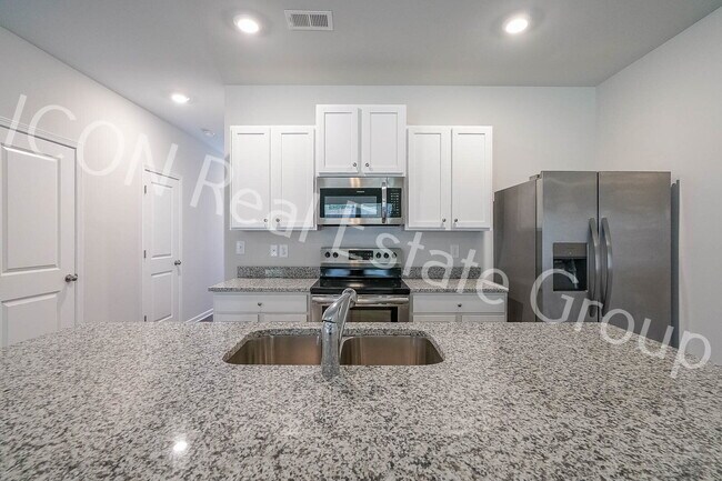 Building Photo - Beautiful 3-Bedroom Townhome with Modern Finishes & Prime Location!