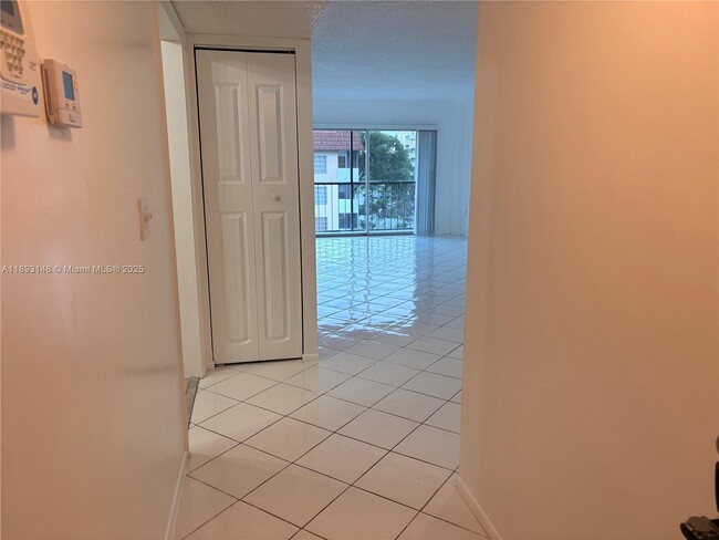 Building Photo - 4172 Inverrary Dr