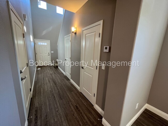 Building Photo - 3 Bedroom 2.5 Bathroom Townhouse in Carson...