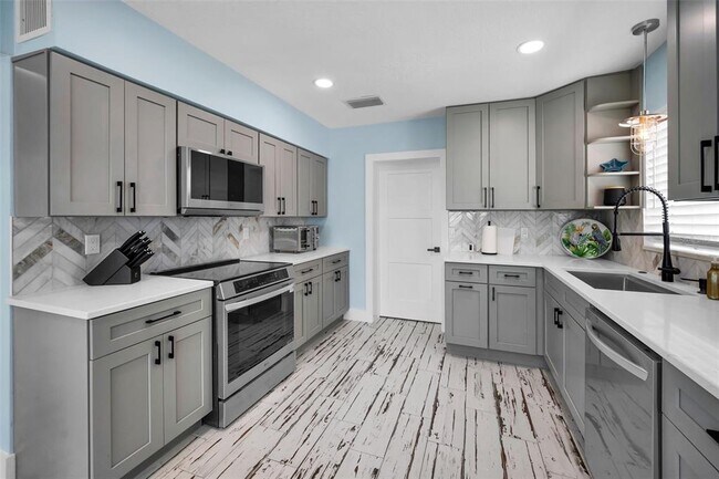 Building Photo - 17727 Long Point Dr