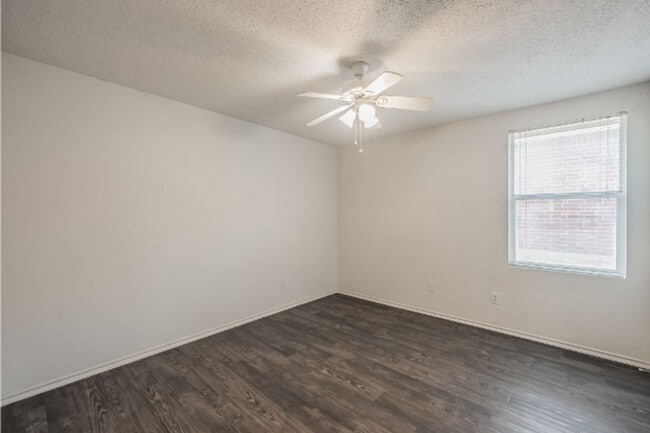 Building Photo - 3327 Clydesdale Dr