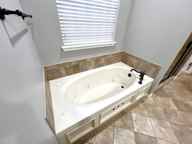 Building Photo - Stunning Home in Bixby Schools!
