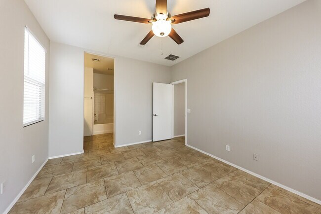 Building Photo - 1222 E Grove St