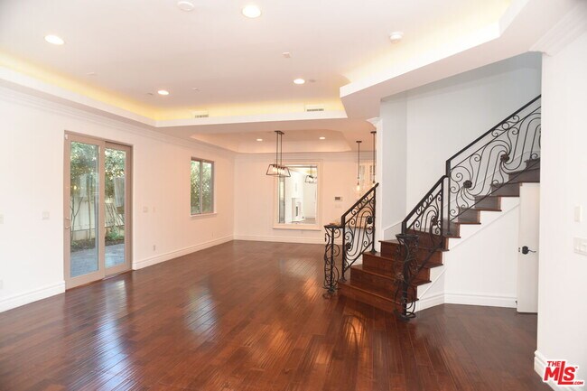 Building Photo - 2005 Robinson St