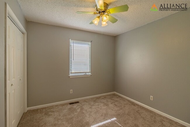 Building Photo - Spacious Rooms & Newer Carpet ~ Close to D...