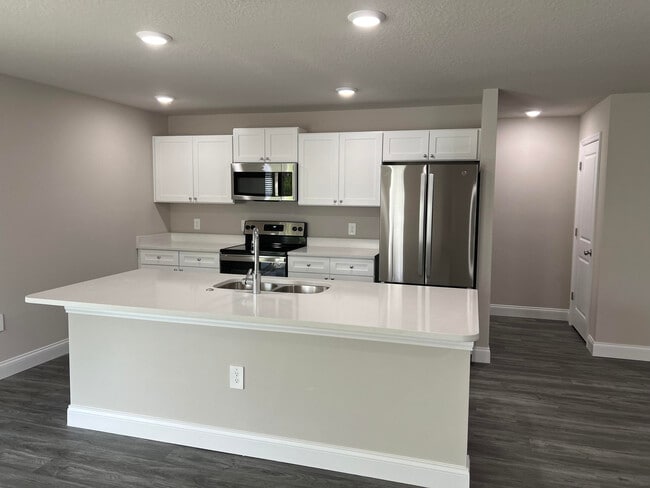 Building Photo - 850 San Filippo Dr SE