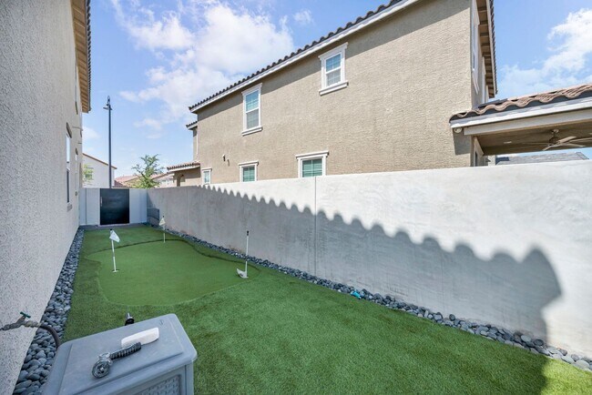 Building Photo - Spacious 5-Bedroom Home with Loft, Pool & Mountain Views