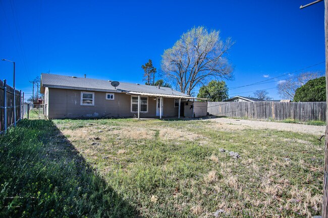 Building Photo - 2641 E Baylor St