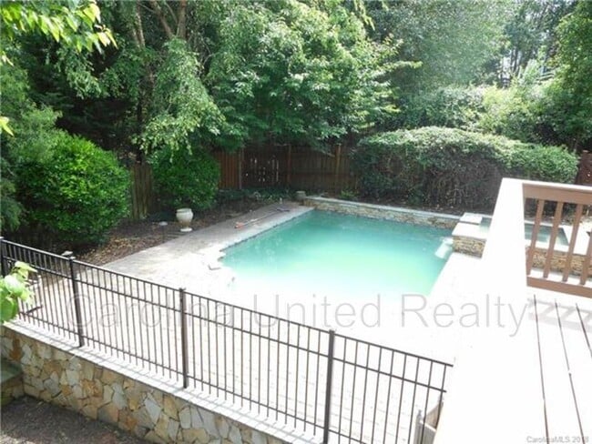 Building Photo - 11017 Valley Spring Dr