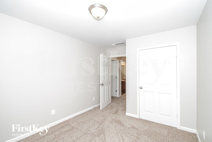 Building Photo - 1805 Seayes Rd SW