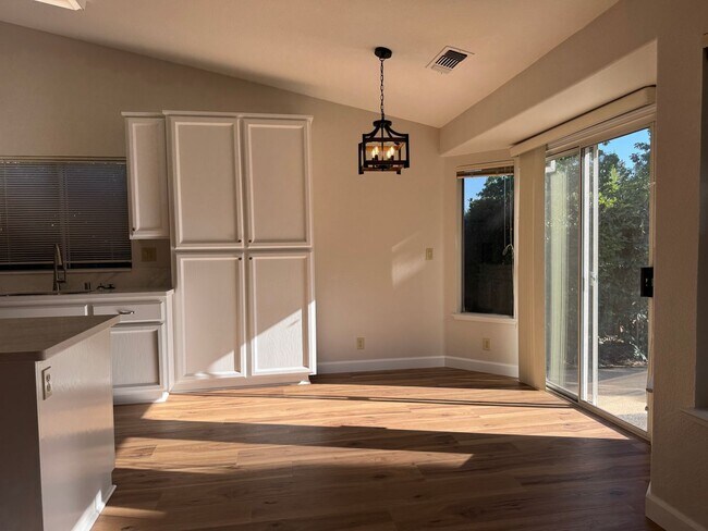 Building Photo - Available July 1st. New Renovated!