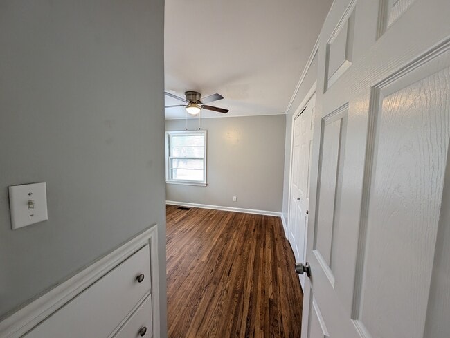 Building Photo - 1135 E 49th St