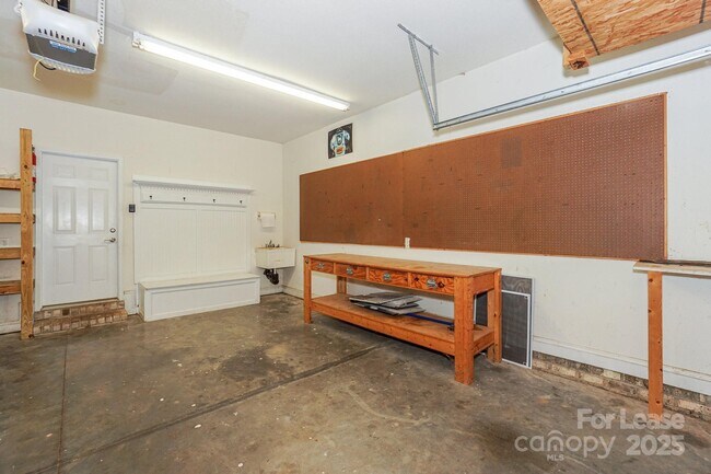 Building Photo - 181 Streamside Pl