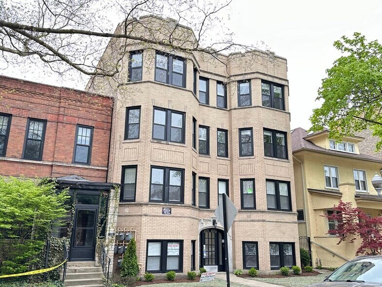 Building Photo - 2149 W Wilson Ave