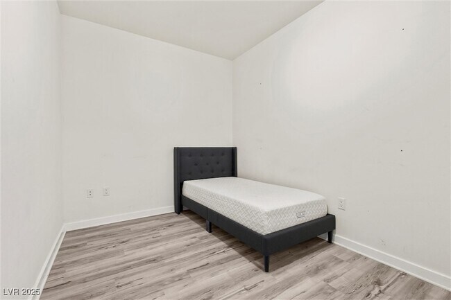 Building Photo - 4575 Dean Martin Dr