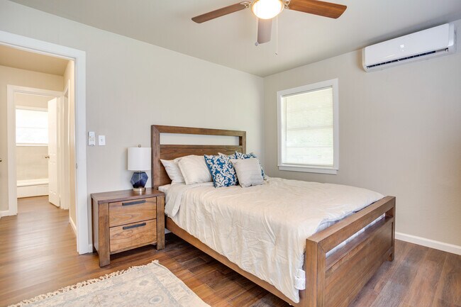 Building Photo - 104 W Reno Rd