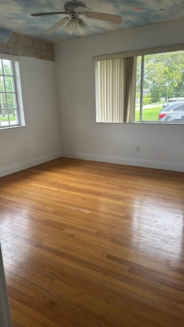 Building Photo - 117 SE 4th Ave