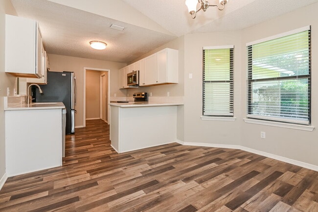 Building Photo - 1290 Bee St N