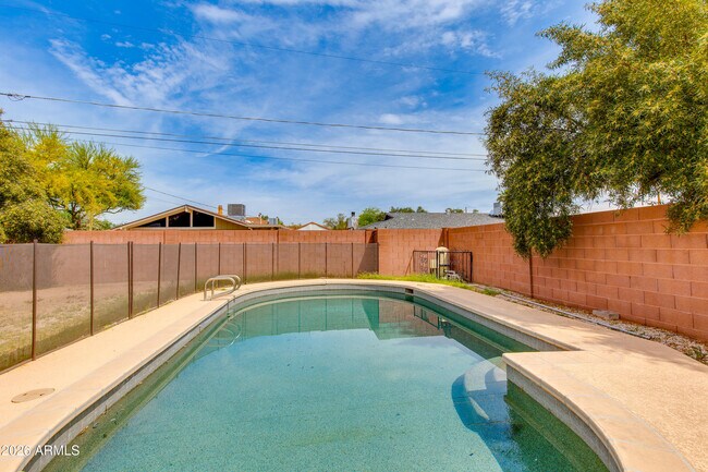 Building Photo - 1524 W Ocotillo Rd
