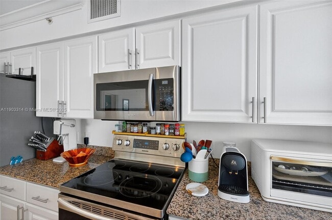 Building Photo - 1155 Brickell Bay Dr