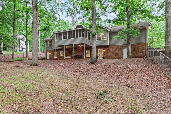 Building Photo - Prime Time Normal Town Living Home!
