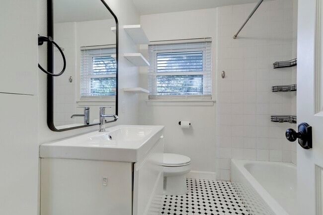 Building Photo - 1111 Stonecrest Dr