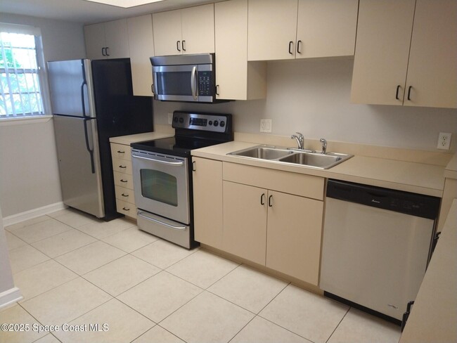 Building Photo - 1020 Pine Tree Dr