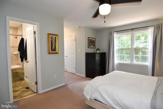 Building Photo - Set within the sought after community of Runnymeade, this beautifully maintained townhome offers ...