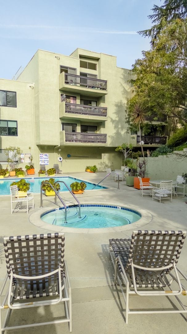 Building Photo - Large 2bed/ 2 bath corner unit in the heart of Silverlake with Hot Tub, Pool, Gated Parking and P...
