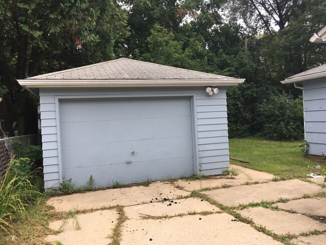 Building Photo - Cozy 2 bedroom single family