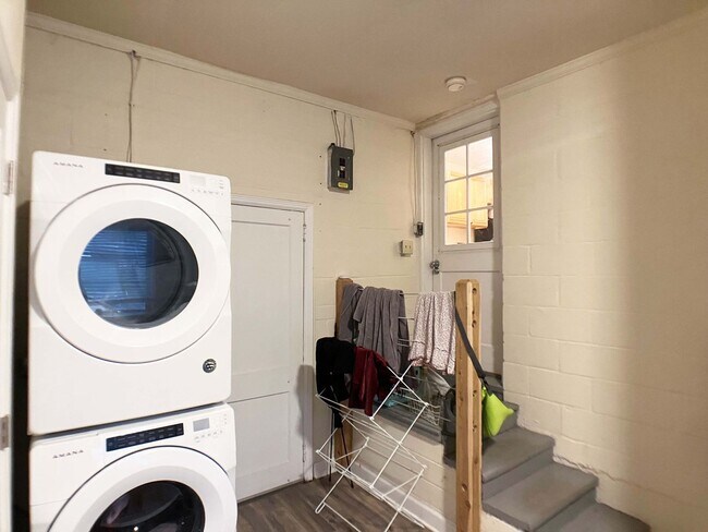 Building Photo - Large 3 Bedroom, 2 Bathroom Home w/ Study ...