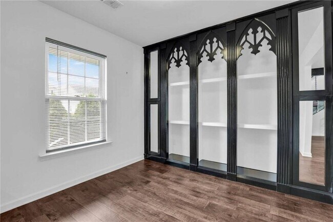 Building Photo - Modern 4 Bedroom South Savannah Home with Fenced Backyard