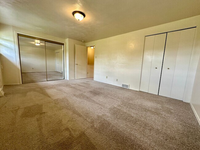 Building Photo - Spacious 2BR Townhome in Plum - Central AC...