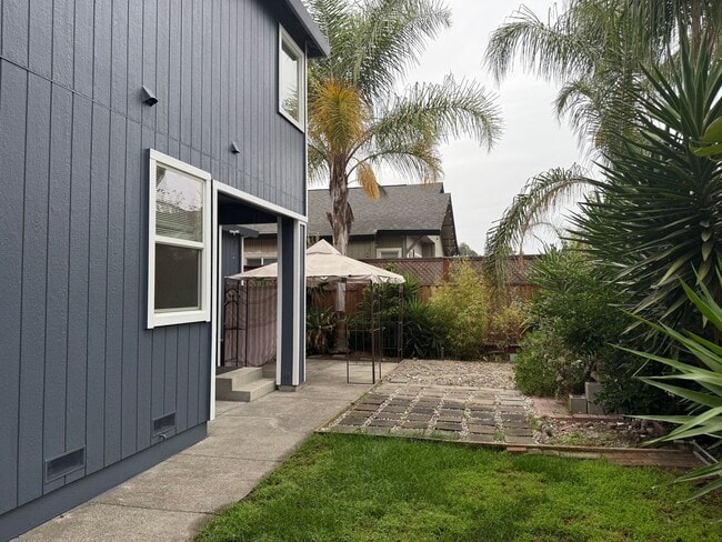 Building Photo - Beautiful Home Near Golf Course!! Brand ne...